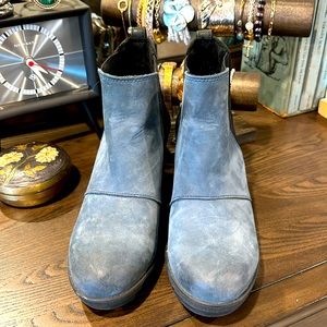 Sorel boots size 7. Navy blue